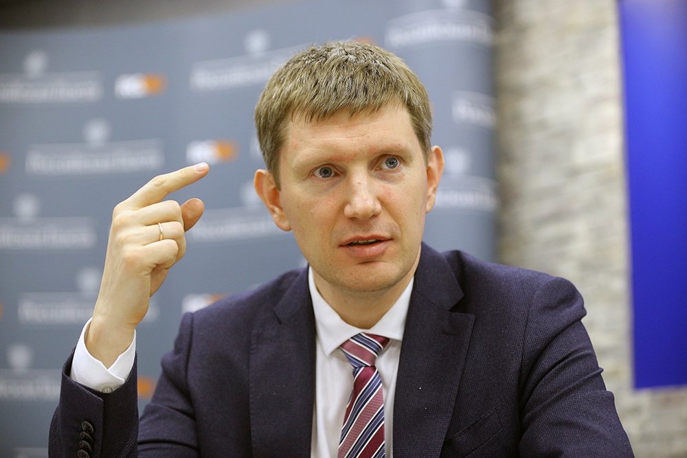 Максим Решетников: российская экономика вошла в период охлаждения после высоких темпов роста в 2023-2024 Министр экономики заявил, что все больше отраслей реального сектора показывают падение выпуска, замедляются темпы роста потребительского спроса. Сейчас стоит задача грамотно пройти этот период. Ведомство рассчитывает на своевременное смягчение денежно-кредитной политики для сохранения целевых темпов роста в 3%. простым языком: отрицательный рост, российская экономика вошла в рецессию YouTube sponsr.ru