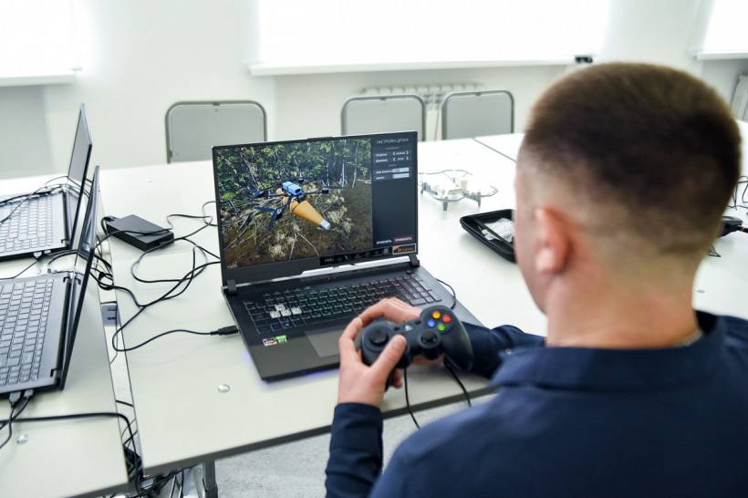 Более 1000 амурчан бесплатно получили новые профессии благодаря нацпроекту Кадры В 2025 году обучение прошли 1 172 человека из них 969 уже трудоустроились 83 Среди востребованных направлений оператор беспилотников специалист по ИИ инженер тестировщик маляр сварщик машинист бульдозера младшая медсестра горничная инструктор по пешеходному туризму Обучение доступно для предпенсионеров мам в декрете людей с инвалидностью ветеранов СВО безработных и молодежи до 35 лет ampravda