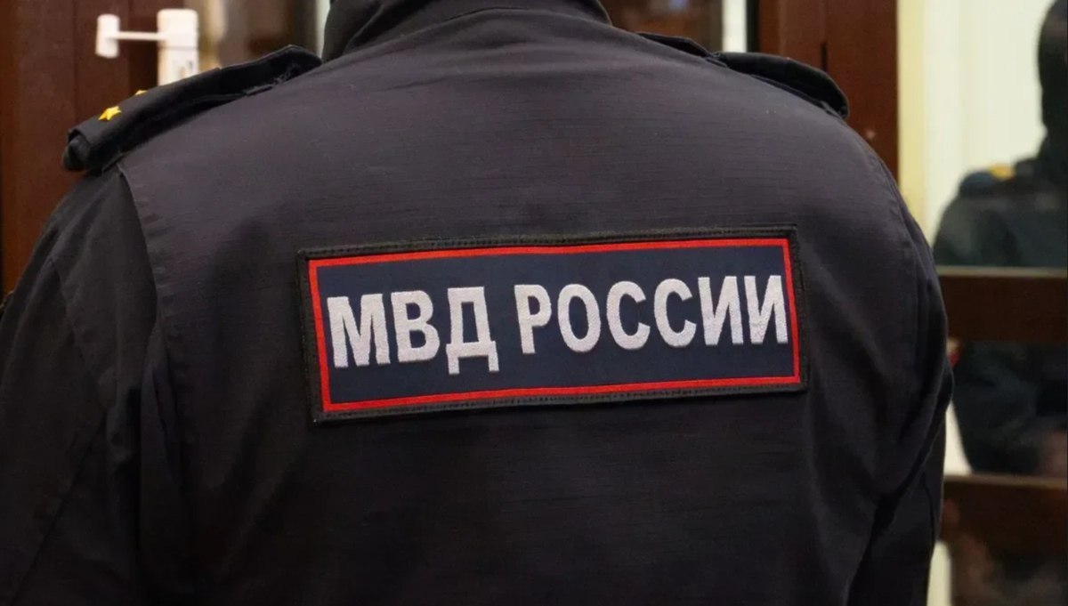 Солист Мариинки Григор Вернер напал на съёмочную группу и попал в психбольницу В субботу, 14 июня, Григор Вернер, артист Мариинского театра, напал на съёмочную группу телеканала «78». Он сначала дал комментарий, а затем начал кричать, угрожать и разбил лобовое стекло служебной машины. Певца удержали очевидцы. По факту нападения проводится проверка, сообщили в ГУ МВД по Петербургу и ЛО. Накануне Вернер угрожал таксисту пистолетом за просьбу прекратить петь, размахивал «удостоверением ФСБ» на причале Фонтанки, требуя катер, и ударил охранника в театре на Литейном, где разыскивал бывшую возлюбленную. По информации «78», после задержания артист был госпитализирован в психиатрическую больницу. Вопрос о возбуждении уголовного дела решается. Фото: Дмитрий Абрамов / MR7