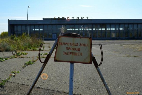 Новапорт не планирует строить второй аэропорт в городе Бийск Алтайского края Холдинг Новапорт не имеет планов по строительству аэропорта в городе Бийск Алтайского края где авиагавань не эксплуатируется более 15 лет заявил руководитель сибирского кластера холдинга Новапорт Константин Фуряев Об этом сообщает ТАСС Аэропорт Бийска перестал принимать регулярные авиарейсы к концу 2000 х годов С тех пор неоднократно поднимался вопрос реконструкции объекта или строительства нового Сейчас в крае действует один аэропорт в Барнауле Малая авиация нежизнеспособна в экономическом плане без господдержки все зависит от линии государства Но обращу внимание что в большинстве регионов РФ у нас по одному аэропорту и поэтому рассчитывать на то что в ближайшее время в Алтайском крае помимо Барнаула заработает и аэропорт Бийска я бы не стал У нас планов на него нет сказал он aviaru net n291756