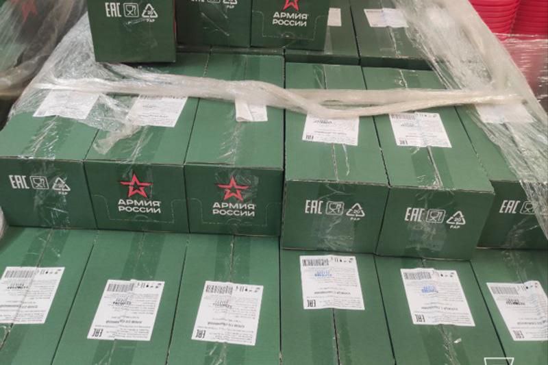 Закупить сухпайки на случай ЧС поручил глава Екатеринбурга Из новой редакции документа Номенклатура и объем резервов материальных ресурсов для ликвидации чрезвычайных ситуаций природного и техногенного характера на территории муниципального образования город Екатеринбург следует что Алексей Орлов включил сухпайки в список материалов для запасов на случай ЧС Их количество 1 2 тыс штук В предыдущей редакции которая была принята в 2022 году запасать требовалось не сухпайки а продуктовые наборы Некоторые позиции из списка заготовок были исключены Например теперь в нем нет передвижной лаборатории по определению уровня радиации Кроме того чиновники теперь не обязаны держать в запасах прибор переносной для определения ртути и прибор экологического контроля Биотокс 10М EanNews