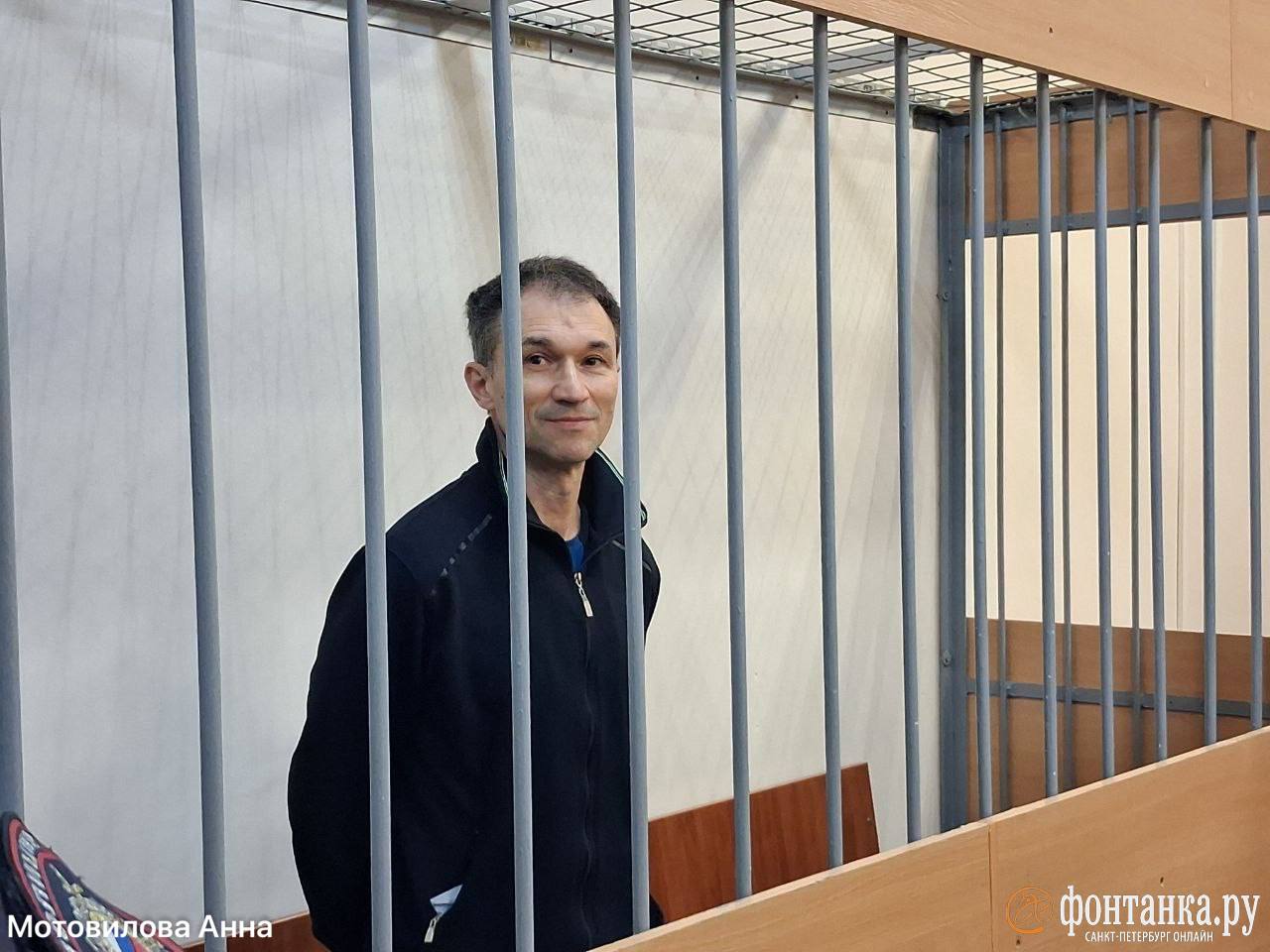 Предпринимателю Григорию Кунису назначили штраф в 500 тысяч рублей Гособвинитель Михаил Русских запрашивал наказание в виде 6 лет колонии общего режима Петроградский районный суд признал Куниса виновным в финансировании экстремистской организации ч 1 ст 282 3 УК РФ Основанием стали семь донатов ФБК по 500 рублей сделанные до февраля 2022 го С учетом времени проведенного в СИЗО штраф смягчили до 350 тысяч рублей Судья постановила освободить Григория в зале суда Слушатели встретили решение громкими аплодисментами Фонд борьбы с коррупцией признан террористической экстремистской организацией иностранным агентом в России fontankaspb