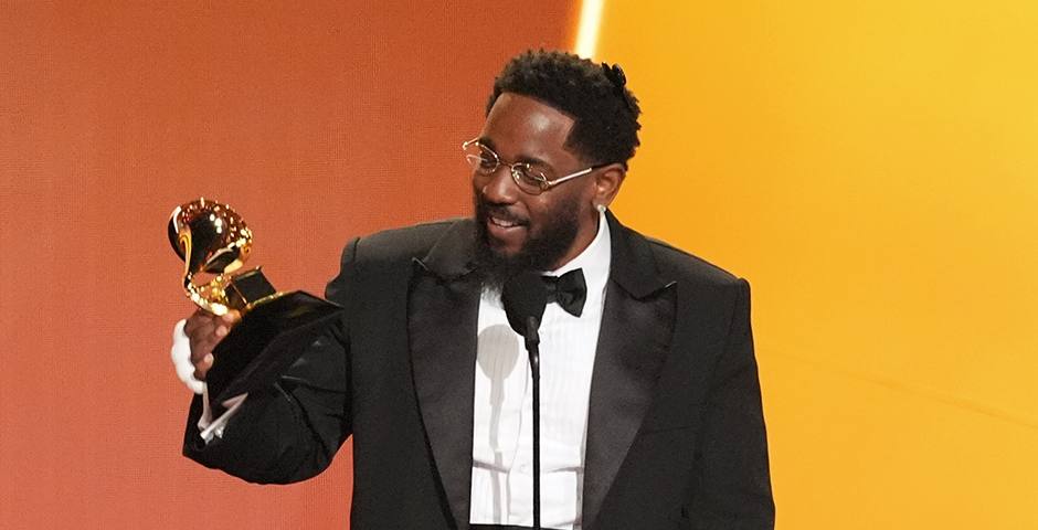 В Лос Анджелесе прошла церемония вручения премии Грэмми в список победителей вошли Билли Айлиш и Кендрик Ламар Песней года в 2026 году была признана Wildflower Билли Айлиш лучшей записью Luther Кендрика Ламара альбомом года Debi Tirar Mas Fotos рэпера из Пуэрто Рико Бэд Банни Помимо него за победу в одной из главных номинаций Альбом года также боролись еще семь музыкантов в том числе Джастин Бибер альбом Swag Сабрина Карпентер Man s Best Friend Леди Гага Mayhem и Кендрик Ламар GNX Больше всего статуэток с Грэмми в этом году забрал Кендрик Ламар он был номинирован в девяти категориях и выиграл пять из них в том числе за лучший рэп альбом GNX В результате он стал самым титулованным рэп музыкантом в истории обогнав Jay Z теперь у него в общей сложности 26 наград Грэмми В категории Лучший новый артист победила британская певица Оливия Дин Леди Гага забрала награду в номинациях за лучший поп альбом года Mayhem и за лучшую поп запись Abracadabra всего она участвовала в шести номинациях Всего на 68 й церемонии Грэмми были вручены 95 наград Фото Chris Pizzello AP TASS Все эксперты здесь и в MAX