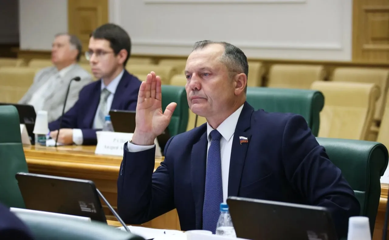 Уроки мужества в школах России предложили сделать частью воспитательной работы и разработать к ним единые методички Таким мнением с РИА Новости поделился член комитета Совфеда по науке образованию и культуре Игорь Мурог Занятия направленные на патриотическое воспитание детей необходимо систематизировать а при подготовке в обязательном порядке учитывать мнение ветеранов считает эксперт Уроки мужества в школах целесообразно проводить прежде всего как часть системной воспитательной работы с методической поддержкой и с обязательным учетом мнения ветеранов Кроме того регионам предложено создать карту ветеранов спикеров а для педагогов разработать методические рекомендации чтобы каждый урок был содержательным На мой взгляд имеет смысл закрепить на региональном уровне карту ветеранов спикеров с их добровольным согласием и разработать единые методические модули для педагогов чтобы каждая встреча была содержательной В конце прошлого года глава Справедливой России Сергей Миронов раскритиковал уроки мужества за формальное проведение и отсутствие заинтересованности со стороны участников Одной из причин тогда политик назвал низкие зарплаты педагогов и чрезмерную отчётность Читайте меня в MAX   max ru bloodysx