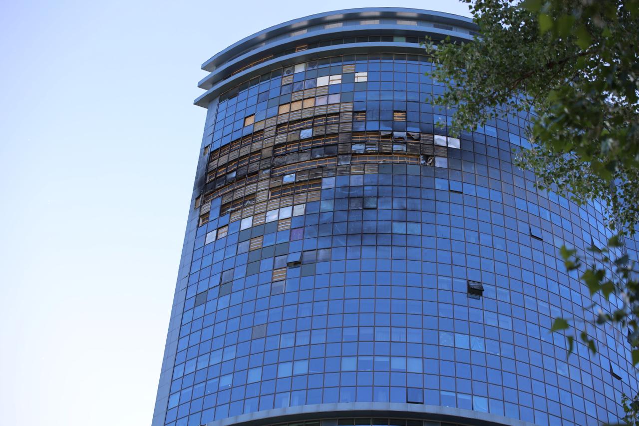 В 495 млн рублей обойдется ремонт казанского ЖК Лазурные небеса после атаки БПЛА Согласно постановлению Кабмина РТ замену поврежденного фасада небоскреба планируется завершить до конца августа этого года Как отметил начальник управления строительства и реконструкции Марат Самигуллин внешние стены жилых квартир требуют аккуратного демонтажа не затрагивающего жильцов и их имущество KazanFirst   в бот