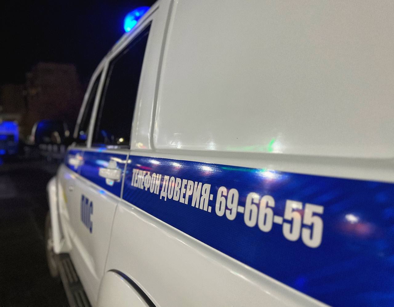 В Магадане полицейские установили женщину, похитившую парфюм из магазина косметики Полицейские Отдела МВД России по г. Магадану установили 31-летнюю местную жительницу, которая в апреле совершила кражу парфюма из магазина косметики в торговом центре. Ущерб составил свыше 12 тысяч рублей. Дознавателем возбуждено уголовное дело по признакам преступления, предусмотренного ч. 1 ст. 158 УК РФ кража . Максимальная санкция – лишение свободы на срок до двух лет. Участковым уполномоченным городского отдела полиции установлена 42-летняя жительница Магадана, которая в ходе конфликта нанесла телесные повреждения 54-летнему мужчине. Инцидент произошел в нежилой квартире дома на улице Транспортной. Дознавателем возбуждено уголовное дело по п. «з» ч. 2 ст. 112 УК РФ умышленное причинение средней тяжести вреда здоровью . Максимальная санкция – лишение свободы на срок до пяти лет. Полицейскими также установлена ранее неоднократно судимая 29-летняя гражданка, причинившая ножевые ранения 40-летнему мужчине в комнате общежития на улице Попова. Возбуждено уголовное дело по п. «в» ч. 2 ст. 115 УК РФ умышленное причинение легкого вреда здоровью с применением оружия или предметов, используемых в качестве оружия . Максимальное наказание – лишение свободы на срок до двух лет. По статистике, большинство преступлений, связанных с причинением вреда здоровью человека, в том числе повлекшем смерть, совершается во время бытовых ссор в ходе употребления спиртных напитков. Рекомендуем колымчанам соблюдать умеренность в употреблении алкоголя. Всего за минувшие сутки: ⏺ зарегистрировано 109 сообщений о происшествиях и преступлениях; ⏺ в дежурные части за различные правонарушения доставлены 10 человек.