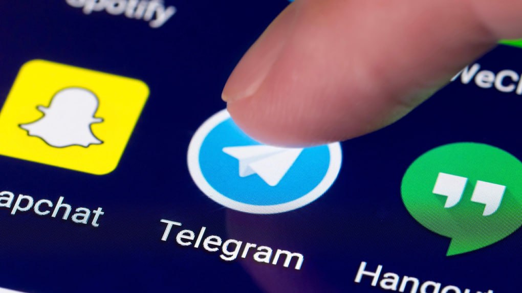 ‍  Суд оштрафовал Telegram за неудаление каналов с призывами отделить Урал от России   В каналах, удаления которых требовал Роскомнадзор, содержались призывы к выходу Урала из состава РФ, а также пропаганда ультраправых идей и поддержка Вооруженных сил Украины. За это Таганский суд Москвы обязал мессенджер выплатить 4 миллиона рублей.  Это уже не первое дело против Telegram в России. Общая сумма штрафов достигла 15 миллионов рублей. Правда, выплачивать их руководство платформы не спешит