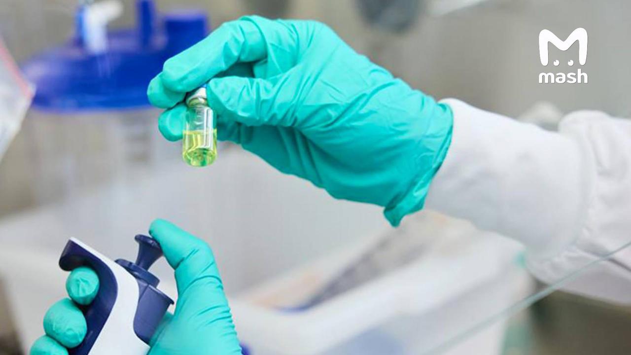 Первую вакцину от ВИЧ со стопроцентной защитой представили в США — препарат Yeztugo нужно колоть всего дважды в год. Он прошёл два этапа клинических испытаний, в которых участвовали семь тысяч добровольцев. Эффективность — 99–100%. Вакцина работает как "биологический презерватив" — полностью блокирует передачу вируса даже при сомнительных контактах. По мнению разработчиков, это поможет остановить эпидемию. Препарат создавали почти 20 лет. На рынок США он выйдет к концу года, а вскоре может появиться и в других странах — документы уже готовят. Сейчас используют ежедневные таблетки и уколы раз в несколько месяцев, но это лекарство — самая длительная и стабильная форма профилактики. В России о создании аналога тоже думают. В Федеральном центре по борьбе со СПИДом рассказали Mash, что для этого могут использовать уже одобренные препараты для лечения от ВИЧ. Когда начнутся испытания — пока неизвестно.