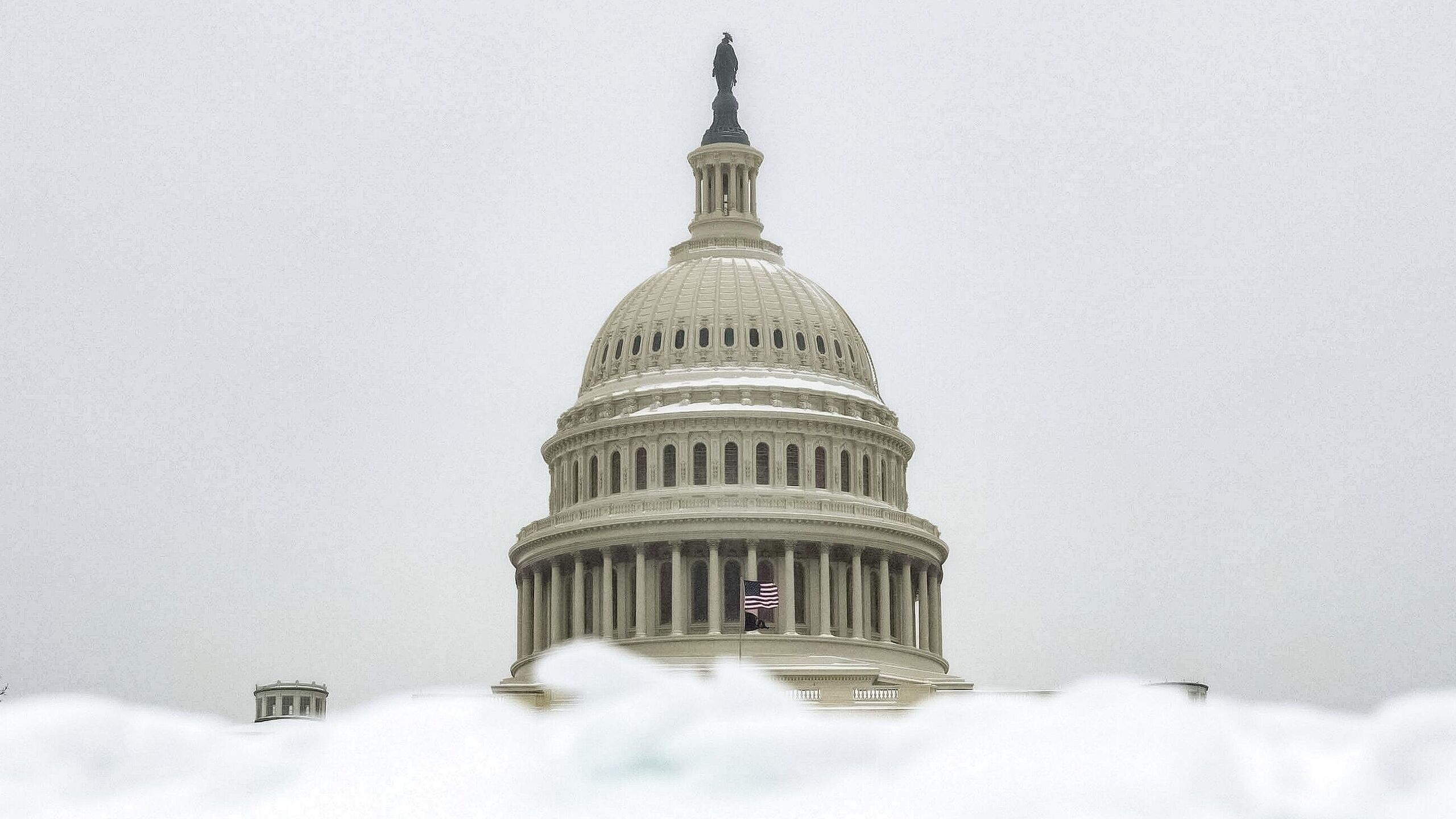 Администрация президента США Дональда Трампа в рамках борьбы с иммиграцией активно работает над отзывом гражданства США у американцев родившихся за пределами страны сообщил в четверг телеканал NBC со ссылкой на людей знакомых с процессом Администрация Трампа значительно расширяет усилия по лишению гражданства США американцев иностранного происхождения поскольку она работает над сокращением иммиграции говорится в публикации канала Источники отмечают что в течение нескольких прошедших месяцев служба гражданства и иммиграции США USCIS направляла экспертов в свои подразделения по всей стране чтобы выяснить кого из получивших гражданство через эти подразделения можно его лишить Американские чиновники решили что размещение сотрудников на местах в более чем 80 подразделениях службы будет более эффективным чем обработка всех подобных дел через один офис