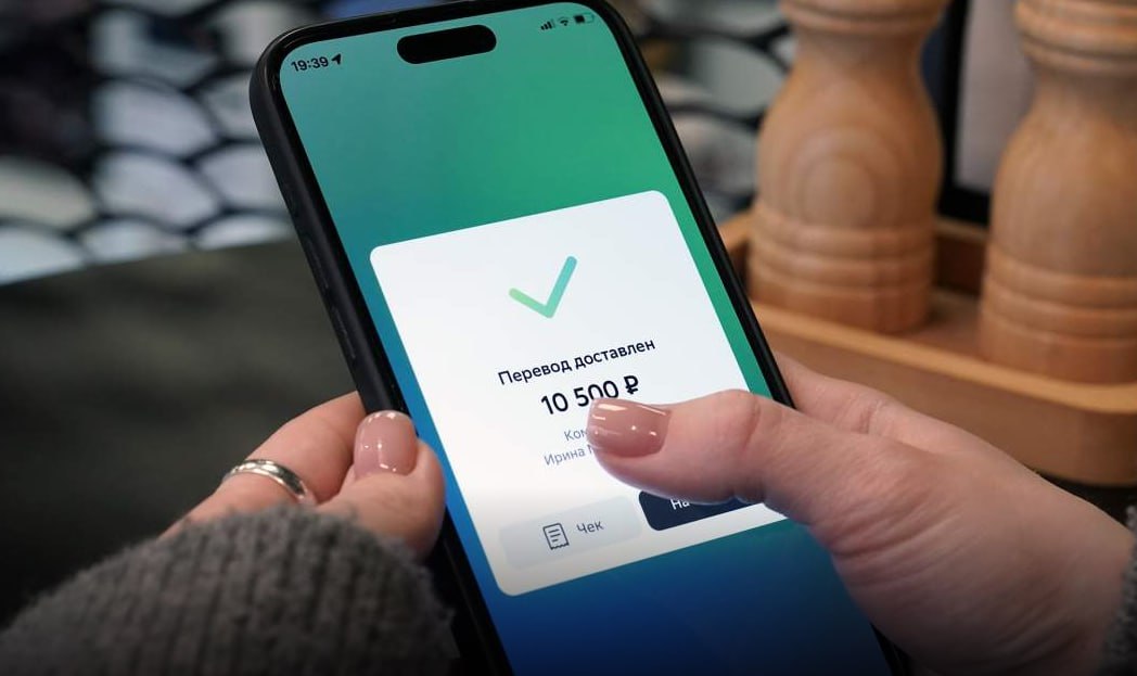 Россияне столкнулись с блокировками после переводов между своими счетами В некоторых случаях банки замораживают лишь отдельные трансакции но иногда и карты в целом Причем даже после подтверждения операции иногда доступ открывают не сразу сообщили клиенты нескольких крупных банков Они проверяют трансакции на целый перечень признаков мошенничества И с 2026 года ЦБ расширит их список Один из новых попытка отправить деньги другому человеку после крупного перевода самому себе jkinvest news jkinvest