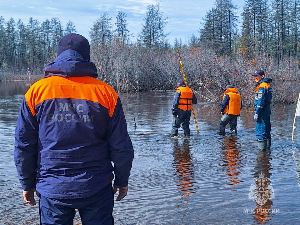 Ледоход продолжает движение по рекам Якутии Ледоход на реке Лене продолжается в Булунском районе. Нижняя кромка ледохода расположена на 100 км ниже, а верхняя — на 10 км выше населенного пункта Кюсюр. На реке Колыме ледоход также проходит по Нижнеколымскому району. На реке Яне ледоход проходит по территории Усть-Янского района. На реке Индигирке ледоход проходит по Аллаиховскому району. На реке Алазее ледоход проходит по Нижнеколымскому и Среднеколымскому районам. На реке Алдан из-за формирования второй волны половодья в Алданском районе произошел подъем уровня воды у населенного пункта Чагда до 1580 см. Подробнее читайте по ссылке Фото: пресс-служба МЧС России по Якутии