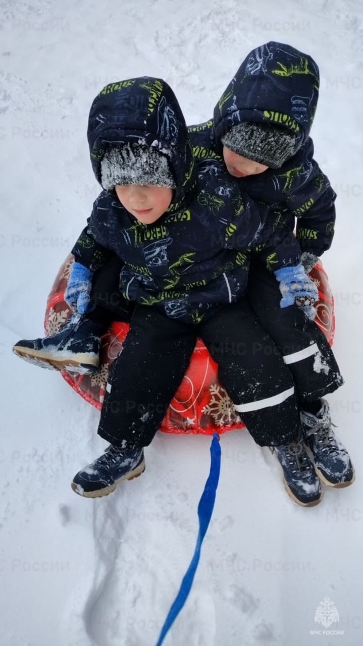 Обнинцам рассказали чем опасны ватрушки В областном МЧС отметили что неправильное катание на тюбинге может привести к травмам Это неуправляемый снаряд без руля и тормозов В отличие от санок он способен развивать большую скорость и даже закручиваться вокруг своей оси во время спуска отметили в ведомстве и призвали кататься ватрушках только на специально подготовленных трассах Также нельзя прикреплять тюбинги друг к другу паровозиком садиться на него вдвоем прыгать и ездить стоя кататься по поверхности с трамплинами привязывать тюбинг к транспортным средствам
