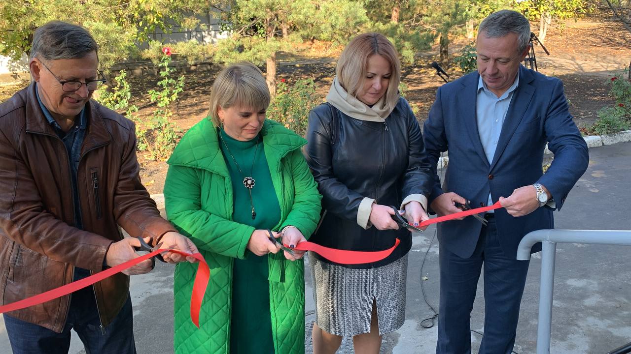 В пгт. Белокуракино открылось обновленное терапевтическое отделение Белокуракинской ЦРМБ   В пгт.Белокуракино, входящего в состав Белокуракинского района  ЛНР  состоялось долгожданное событие - открытие обновленного терапевтического отделения Белокуракинской центральной районной многопрофильной больницы.  Строительство объекта велось шефом-регионом - Воронежской областью.  Отделение рассчитано на 40 коек.  Специалисты полностью заменили инженерные коммуникации. Во всех помещениях в полном объёме демонтировали старую штукатурку, провели внутренние отделочные работы. Отделка помещений выполнялась по всем действующим стандартам для российских учреждений здравоохранения.  Оборудование и мебель для терапевтического отделения было приобретено за счет бюджета Министерства здравоохранения ЛНР.   Теперь здесь расположены палаты интенсивной терапии, палаты для респираторной поддержки больных с  и лёгочными заболеваниями и две манипуляционные.   Это знаменательное событие для Белокуракино, и для республики в целом. Благодаря совместным усилиям шефа-региона Воронежской области и Министерства здравоохранения Луганской Народной Республики теперь терапевтическое отделение сможет принять население, которое будет получать качественную и своевременную медицинскую помощь. А медицинские работники каждое утро будут идти на работу в это теплое, уютное здание. Совместными усилиями система здравоохранения ЛНР постепенно интегрирует к российским стандартам.