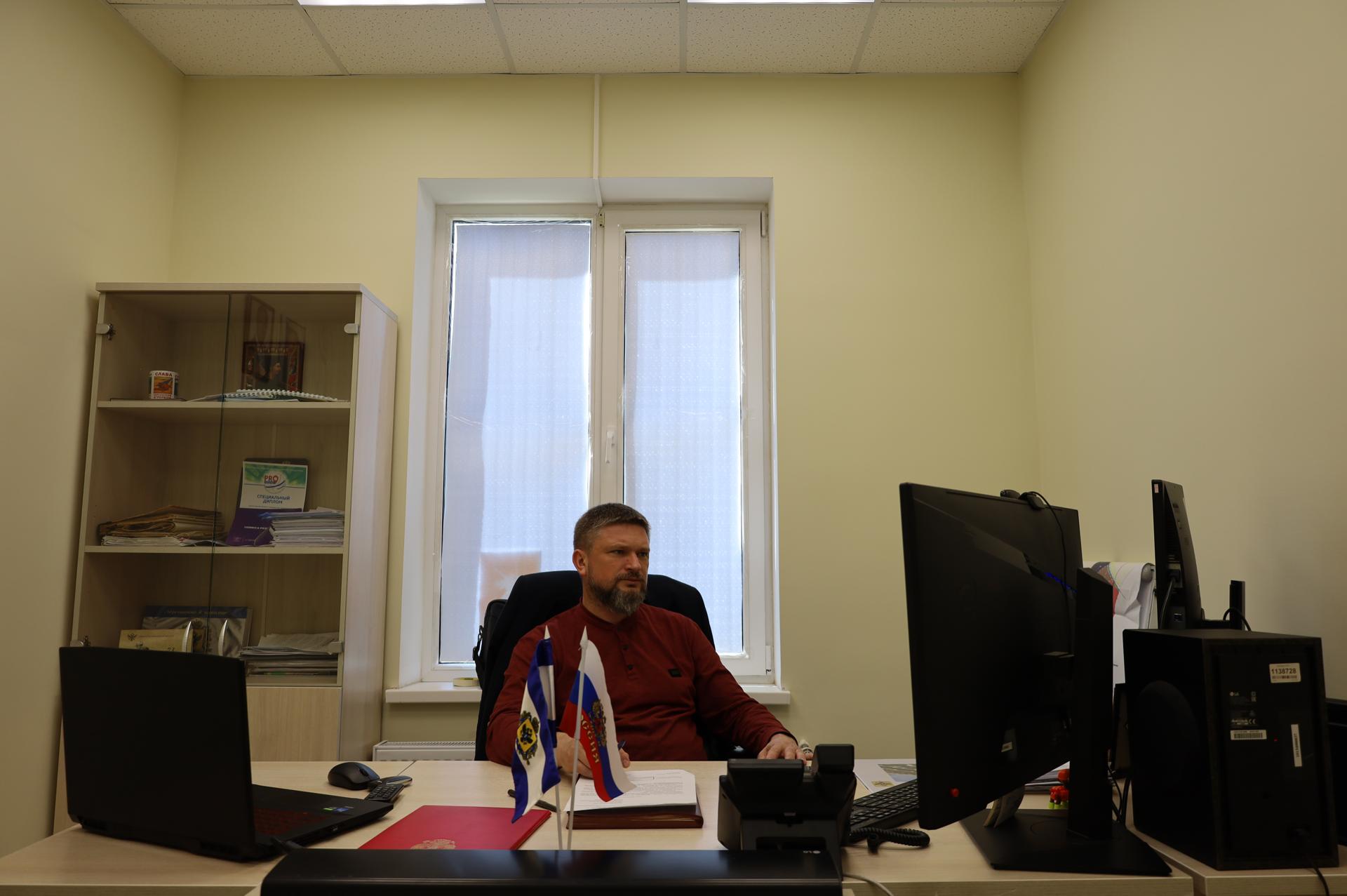 «Роль институтов гражданского общества и органов публичной власти в развитии туристической отрасли Российской Федерации» Комитет Совета Федерации по конституционному законодательству и государственному строительству в режиме ВКС провел заседание на тему: «Роль институтов гражданского общества и органов публичной власти в развитии туристической отрасли Российской Федерации». Модератором мероприятия выступила сенатор Российской Федерации Наталья Кувшинова. Херсонскую область на мероприятии представляло Министерство курортов и туризма. В ходе встречи обсуждался широкий круг вопросов: - законодательное регулирование использования в туриндустрии национальных парков, лесов, ООПТ, регулирование сельского туризма; - ускорение взаимодействия между федеральными министерствами, находящимися на стыке с туристической отраслью; - необходимость создания целостных систем туристического сервиса в привязке к курортным и гостиничным агломерациям; - проблематика повышения престижности профессий в области туризма и бесшовной подготовки специалистов сферы туризма и гостеприимства, начиная с 5 класса школы; - встраивание новых маршрутов авиа- и морского сообщения для обслуживания «высоких» сезонов; - внедрение ИИ для анализа и выстраивания алгоритмов планирования в туризме и гостиничном деле.