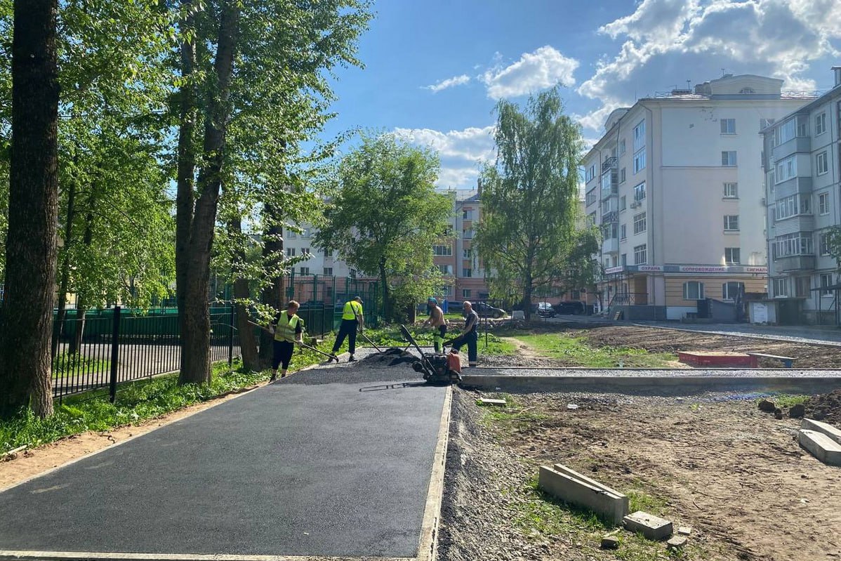 Двор на ул. Трактористов, 5 стал первым в этом году объектом в Вологде, где полностью завершили благоустройство по программе ФКГС, входящей в новый нацпроект «Инфраструктура для жизни».  На проведение работ в этом дворе потребовалось около месяца. Также была благоустроена и придомовая территория, в том числе тротуар позади здания, которым пользуются прохожие и посетители городской библиотеки №8. Появились зоны для озеленения и ландшафтного дизайна.   В этом году 37 дворовых территорий отремонтируют по программе «Формирование комфортной городской среды».