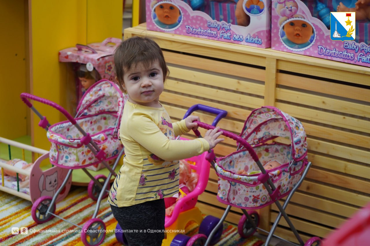 Более 800 севастопольских семей взяли в прокат вещи для новорожденных Детские вещи можно взять бесплатно на срок до 6 месяцев а если потребуется продлить пользование Это часть нацпроекта Семья Поддержка доступна молодым многодетным малоимущим семьям а также семьям участников спецоперации с детьми до полутора лет Для получения вещей родителям нужно подать заявление в центр соцпомощи с документами удостоверяющими личность На связи в MAX