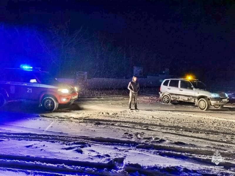 В Крыму действует штормовое предупреждение  Максимальные порывы ветра зарегистрированы на территории: горы Кара-Даг – 21 м/с, Ленинского р-на – 20 м/с, ГО Керчь – 19 м/с, ГО Симферополь, ГО Феодосия, Черноморского р-на – 17 м/с, ГО Евпатории – 16 м/с, Нижнегорского р-на – 15 м/с.   В случае чрезвычайных происшествий звоните по номерам 101 или 112. МЧС.