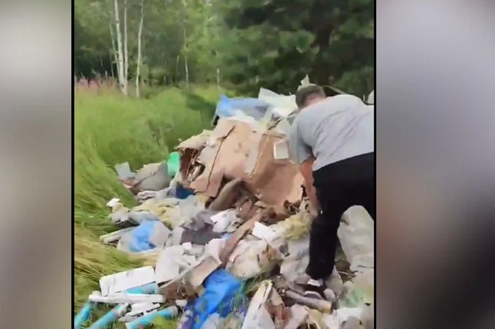 В Екатеринбурге рабочие вывалили мусор посреди леса Жители села Верхнемакарово, что в черте Екатеринбурга, поймали рабочих, вываливающих строительный мусор в лес неподалёку от населённого пункта. Причём некоторые уральцы собирают в этих местах иван-чай. Рабочих заставили погрузить мусор обратно, но не факт, что на этом выброс мусора закончится. — Cваливали строительный мусор в заповедных лесах. Местные их заставили погрузить всё обратно. Потом они скрылись и наверняка высыпали где-то ещё, — рассказал порталу E1.RU местный житель.
