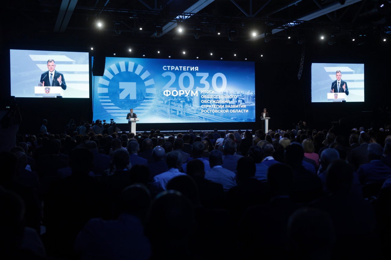 От южной столицы до социальных нянь Что войдет в новую Стратегию развития Дона В апреле глава донского региона Юрий Слюсарь инициировал масштабное обновление Стратегии социально экономического развития Ростовской области до 2030 года За это время прошло 57 территориальных сессий в которых приняли участие более 12 тысяч участников собрано свыше 16 тысяч предложений О том что предстоит сделать рассказывает Южная служба новостей Как сообщали в правительстве Ростовской области обновлением Стратегии социально экономического развития области хотят учесть новые национальные проекты а также реальные запросы жителей региона Для этого к решению задачи подключили дончан каждый мог внести свое предложение через сайт стратегия61 рф Всего было получено 16 тысяч инициатив Они учитываются при доработке стратегии и формировании трехлетнего бюджета работа над которым уже идет Стратегия это не только тот документ который должен лечь в основу других документов программ проектов планов бюджета это еще и тот документ та целостная платформа которая для всех нас должна четко определить что является главным что перспективным Именно эти знания это понимание должны быть залогом нашей совместной эффективной общекомандной работы рассказал о важности поставленной задачи Юрий Слюсарь Правительство Ростовской области в мессенджере МАХ max ru RostovRegion Южная служба новостей