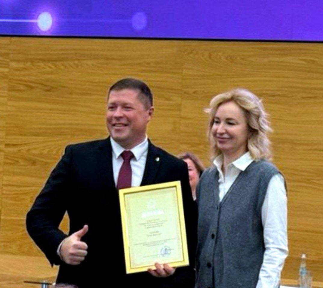 В Доме Правительства Московской области состоялось награждение победителей профессионального конкурса Лучший по профессии в сфере образования Церемония прошла в рамках Коллегии министерства образования Московской области Награды вручила министр образования Московской области Ингрид Валерьевна Пильдес Присутствовали все представители муниципалитетов и округов Московской области Директор истринской школы 2 Оскар Фаритович Латыпов стал победителем конкурса на Премию Губернатора Московской области Лучший по профессии в сфере образования Московской области в номинации Школа территория здоровья Оскар Латыпов Это наша общая победа и заслуга Я был рад представлять на конкурсе наши физкультурно спортивные проекты у нас все получилось Мы победили Верю что проект Биатлон в школу биатлон в ГТО будет жить как часть урока физической культуры и дополнительного образования в школьном военно патриотическом клубе актуальнО образование