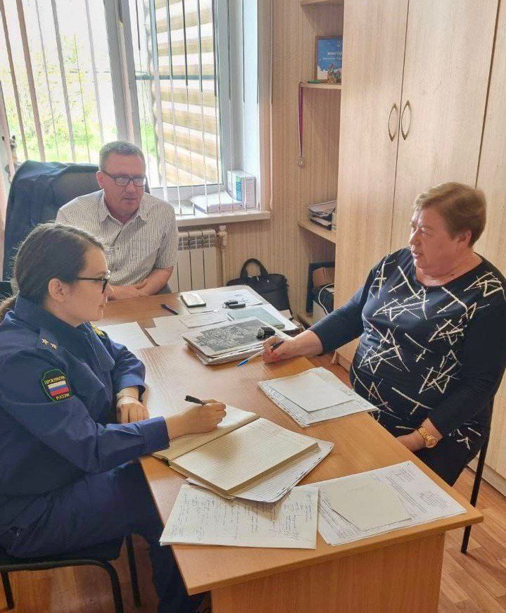 Прокурор Красноармейского района провела выездной прием граждан в Баландинском сельском поселении Прокурор Красноармейского района Виктория Ростова провела выездной прием граждан в Баландинском сельском поселении. Жителей поселения волновали вопросы организации дорожного движения, уличного освещения, установки контейнерных площадок, подключения жилых помещений к сетям электроснабжения. Рассмотрение указанных обращений, принятие необходимых мер прокурорского реагирования поставлено в прокуратуре района на контроль. Кроме того, прокурором контролируется вопрос строительства сетей газоснабжения в д. Круглое Баландиского сельского поселения. С выездом на место проведена рабочая встреча с представителями органов местного самоуправления и подрядной организации. Ход выполнения работ поставлен на контроль.