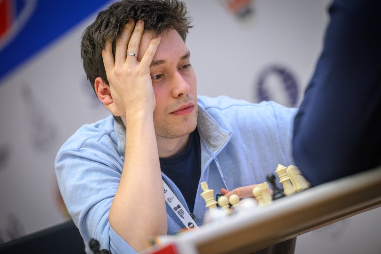 Андрей Есипенко сыграл вничью с Винсентом Каймером В первой партии 1 16 финала Кубка мира победителя выявить не удалось Также вничью завершилась первая партия матча Максим Вашье Лаграв Алексей Гребнев Ph FIDE chessgames