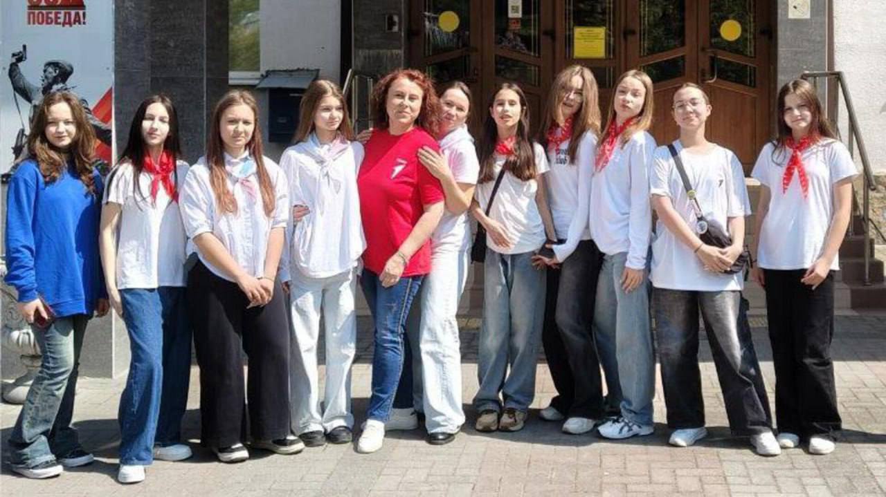 Две школы Новороссийска стали победителями Всероссийского конкурса первичных отделений Движения Первых  Об этом в своих соцсетях рассказал глава города-героя Новороссийска Андрей Кравченко.  Абсолютным чемпионом стала школа №27, войдя в топ-5 лучших школ России и выиграв главный приз – 1 миллион рублей, что станет значительной поддержкой для воплощения новых идей и инициатив.  Гимназия №1 также показала отличный результат и, став победителем II степени, получила приз в размере 300 тысяч рублей.  «Конкурс первичных отделений оказывает поддержку участникам движения даже в самых отдаленных уголках страны. Поздравляю победителей с этим значимым достижением! Уверен, впереди их ждёт еще больше успехов», - отметил Андрей Кравченко.