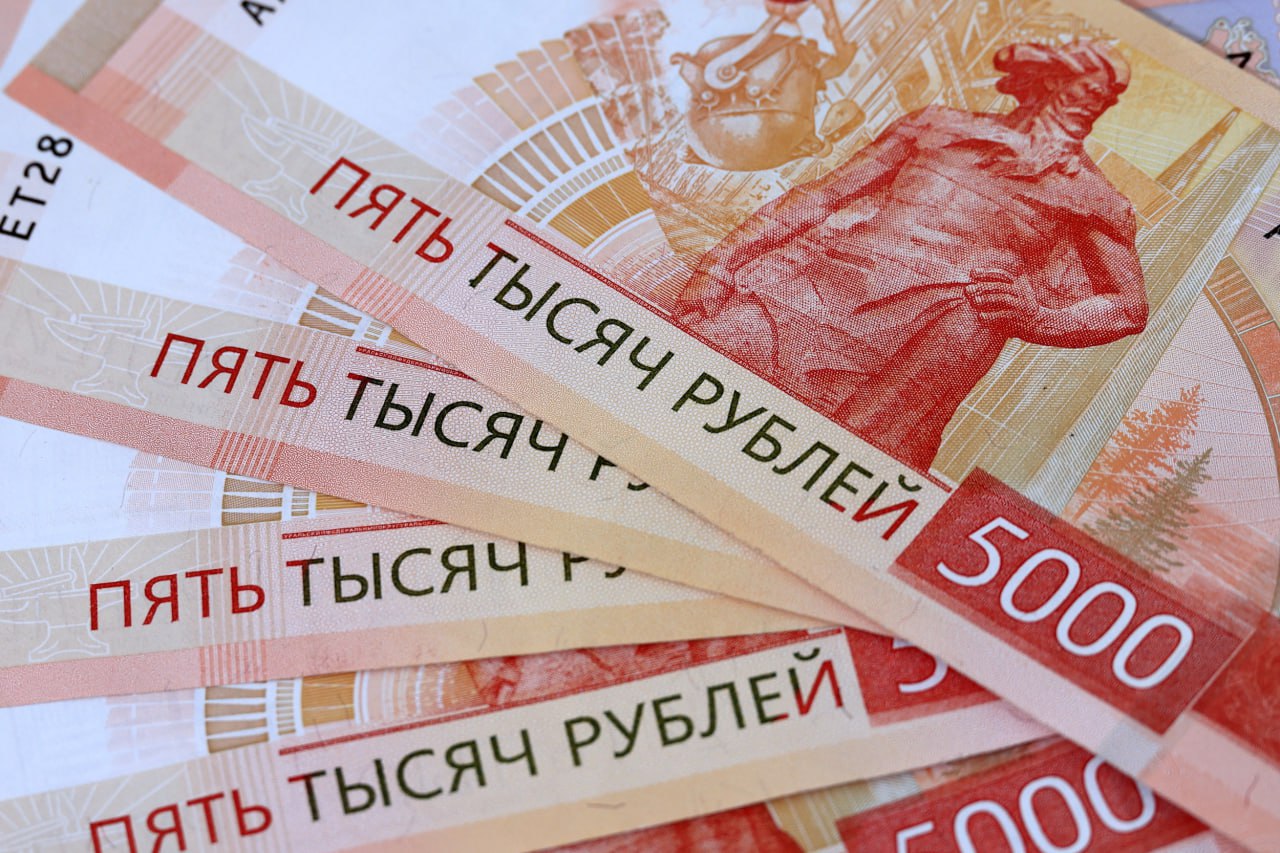 Названы самые высокие зарплатные ожидания у южноуральцев Соискатели в Челябинской области стали запрашивать на 17 более высокие зарплаты чем год назад Медианное значение ожидаемого дохода достигло 60 тысяч рублей однако топ менеджеры рассчитывают на суммы в 2 5 3 3 раза выше Руководители групп разработки и генеральные директора ожидают 199 200 тысяч рублей это рекордные показатели для региона Также в первой тройке операционные директора которые по мнению кандидатов должны получать более 190 тысяч рублей и технические директора 176 9 т р Среди рабочих специальностей самые высокие ожидания у геологов По сведениям известного портала по поиску работы соискатели рассчитывают на ежемесячный доход в районе 140 тысяч рублей На втором месте по зарплатным ожиданиям оказались инженеры по пусконаладочным работам которые рассчитывают на зарплату в 129 3 т р Замкнули топ 3 прорабы с зарплатными ожиданиями на уровне 129 2 т р Интересно что все обозначенные суммы превышают рыночные в 2 3 раза eugenejut