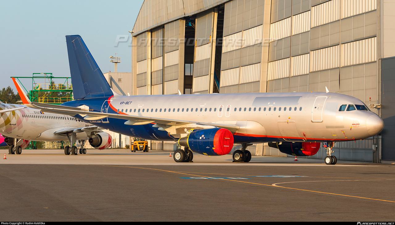 Смотрите, что нашли. «Аэрофлот» вернул себе Airbus A320, застрявший в Мюнхене после начала СВО. Как пишут тг-каналы, авиакомпания заплатила местному аэропорту 460 тысяч евро за длительную парковку и забрала борт на родину.  В то же время сам «Аэрофлот» официально эту новость игнорирует. «Мы не можем подтвердить данную информацию», - заявили в пресс-службе.  Канал «Пристегните ремни» выяснил, что еще в июне A320 перегнали из Мюнхена в аэропорт Острава. С самолета уже удалили логотип «Аэрофлота». По данным сайта russianplanes, владельцам самолета сейчас значится китайская лизинговая компания CMB Financial Leasing.