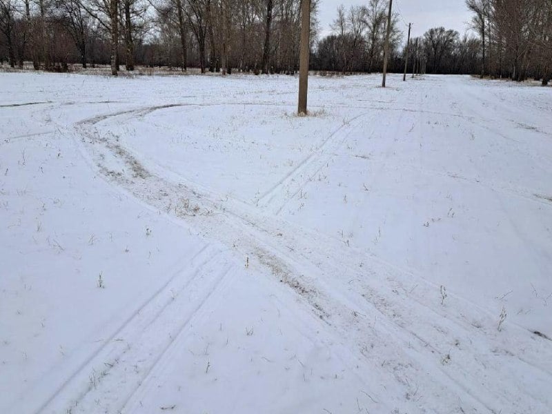 В Сорочинске в парке Победы автохулиганы разбили лыжную трассу  В конце прошлой недели в парке была проложена новая лыжная трасса, но любители зимних видов спорта не успели ею воспользоваться.   Уже в ту же ночь трасса была повреждена автомобилями. Шины машин сделали лыжную трассу непригодной для использования.  Зимняя трасса в парке пользуется популярностью у жителей города. В 2021 году на трассе появилось освещение, что позволило лыжникам заниматься спортом до позднего вечера.