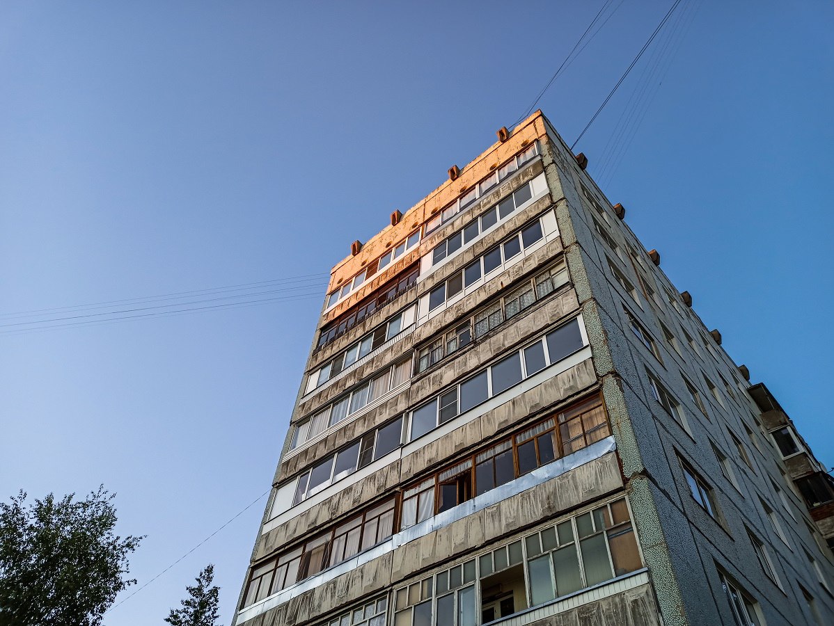 Практичный спрос: названы самые востребованные квартиры на вторичном рынке в Петербурге В марте-апреле 2025 года на самым востребованным типом жилья на вторичном рынке Санкт-Петербурга стали однокомнатные квартиры. Вслед за ними — устойчивый интерес к двухкомнатным. Также растет число сделок с комнатами и студиями. В приоритете у покупателей доступные квартиры вблизи метро, особенно в Приморском и Московском районах, а также в Калининском, который обгоняет даже центральные локации. Покупатели все чаще обращают внимание на пригороды — в топ попали Пушкин и Красносельский район. "Люди выбирают недорогие, но удобные для жизни или аренды квартиры. В приоритете — районы с развитой инфраструктурой и шаговой доступностью до метро", — отметила генеральный директор агентства недвижимости "Невский Простор" Алла Шинкевич.