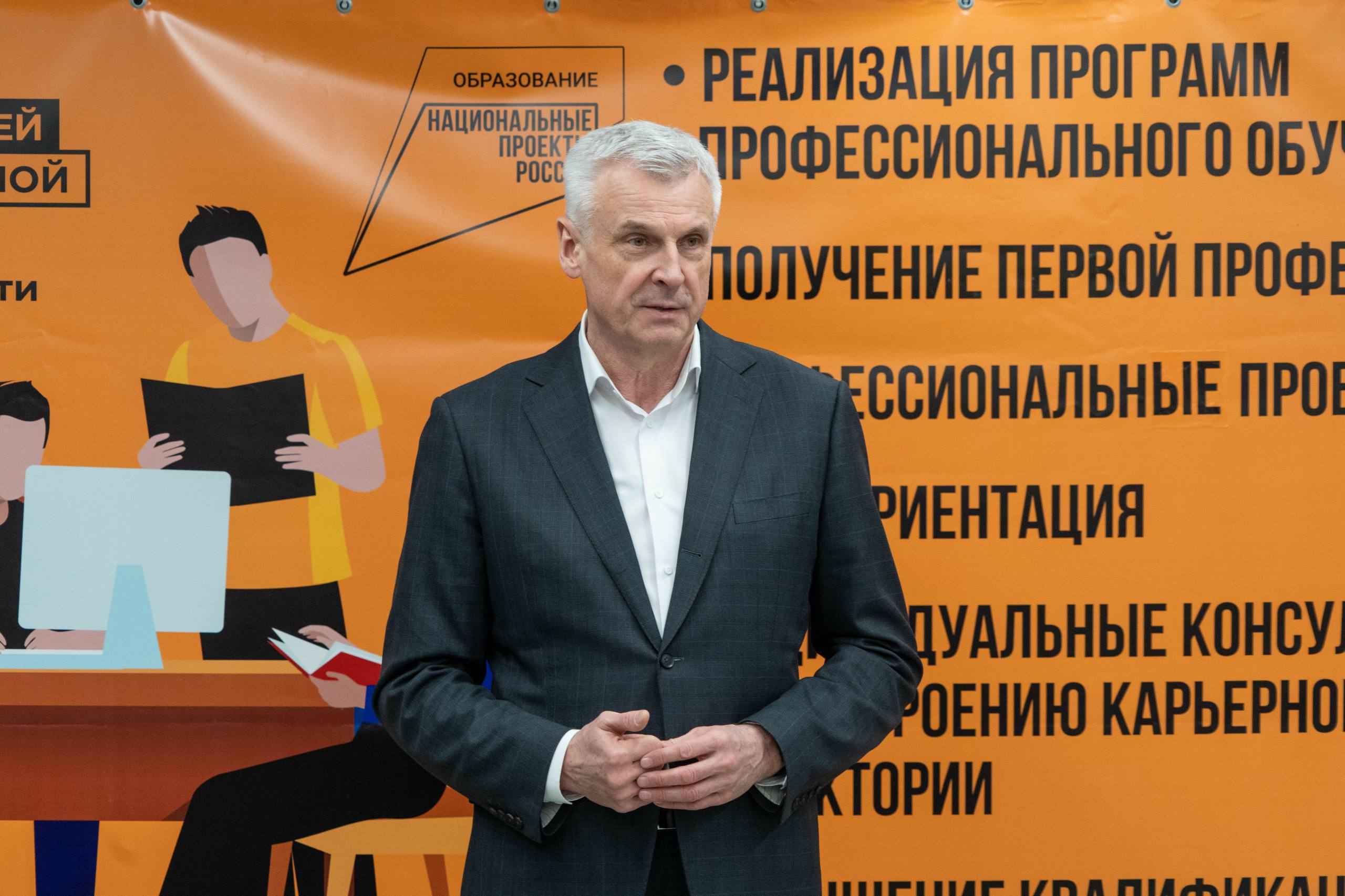 Глава Колымы Сергей Носов открыл Центр опережающей профессиональной подготовки в Магадане Здесь можно учиться повышать квалификацию без отрыва от работы в удобном формате с опорой на практику и современные технологии Теория в аудитории опыт на предприятиях Особое внимание ветеранам СВО молодежи людям с ограниченными возможностями тем кто ищет новую профессию