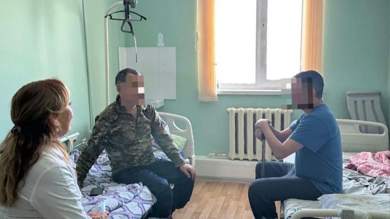 319 военнослужащих из Якутии и 225 членов их семей, в том числе 131 ребенок, прошли курс реабилитации. Об этом сообщили в Министерстве здравоохранения региона. Реабилитационные мероприятия организованы на базе Республиканского центра медицинской реабилитации и спортивной медицины, а также Республиканской больницы №1. Также участникам СВО доступно санаторно-курортное лечение в московском санатории "Бэс Чагда", а членам их семей и родителям — в санаториях на территории Якутии. В этом году услуги реабилитационного характера можно получить также за пределами республики — в 12 специализированных центрах Социального фонда России. Создание полноценной системы медицинской реабилитации, включая элементы адаптивного спорта, является важным направлением в рамках нового национального проекта "Продолжительная и активная жизнь". Задачи этого масштабного проекта включают поддержку участников СВО и их семей, обеспечение высококачественного медицинского сопровождения и социальной адаптации.