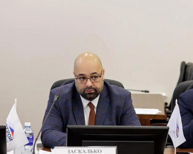 Появилась информация о задержании министра строительства и жилищно коммунального хозяйства Красноярского края Михаила Заскалько О действиях силовиков в отношении чиновника сообщил источник издания NGS24 при этом конкретные детали пока не раскрывают В то же время канал Kras Mash утверждает что министра задержали в Красноярске а поводом стали подозрения в превышении должностных полномочий Политический блогер Алексей Аксютенко ссылаясь на свои источники написал что задержание произошло 28 декабря В личном телеграм канале Заскалько новые записи не появлялись с 26 декабря Подробнее на Бабре красноярск kras 24