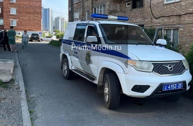 Во Владивостоке на улице Тунгусская, 46 произошла трагедия — из окна жилого дома выпала женщина. На место оперативно прибыли сотрудники скорой помощи и полиции, однако пострадавшая скончалась. Обстоятельства случившегося и личность погибшей устанавливаются. Подробности инцидента уточняются. Фото: Подписаться
