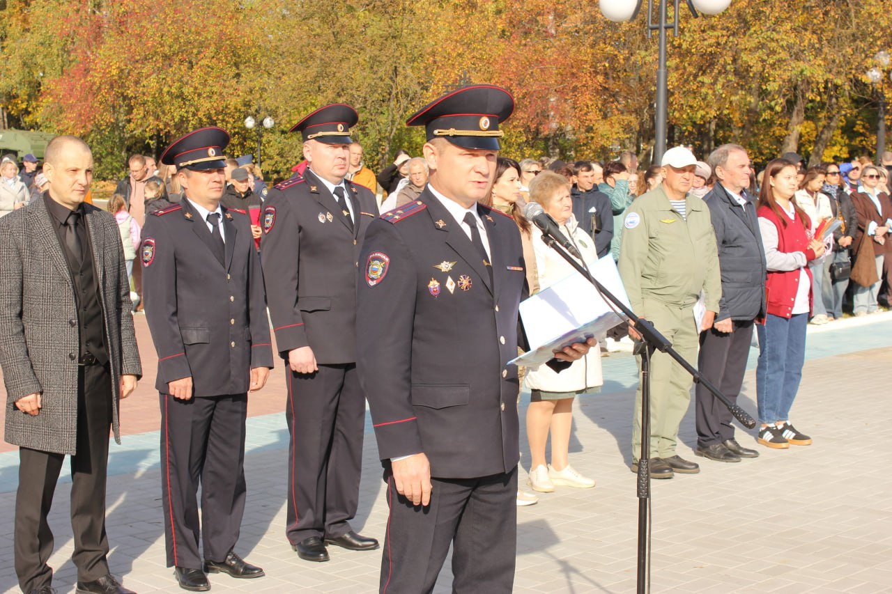 Заместитель Министра внутренних дел по Республике Марий Эл полковник полиции Виталий Любинецкий принял участие в торжественной церемонии приведения клятвы курсантов по направлению Правоохранительная деятельность Защита в чрезвычайных ситуациях столичного бизнес колледжа Обращаясь к курсантам Виталий Юрьевич подчеркнул Церемония посвящения в курсанты это один из важнейших шагов в Вашей жизни Я надеюсь что Вы будете теми людьми на которых будут равняться ваши сверстники Уверен что вы сможете с гордостью носить форму будете развивать в себе дисциплинированность ответственность а получив образование придете на службу в органы внутренних дел отметил Виталий Юрьевич Также командир ОБ ППСП УМВД России по городу Йошкар Оле капитан полиции Александр Федоров вручил двум курсантам благодарности за активное участие в охране общественного порядка при проведении культурно массовых мероприятий посвященных Дню города Йошкар Олы