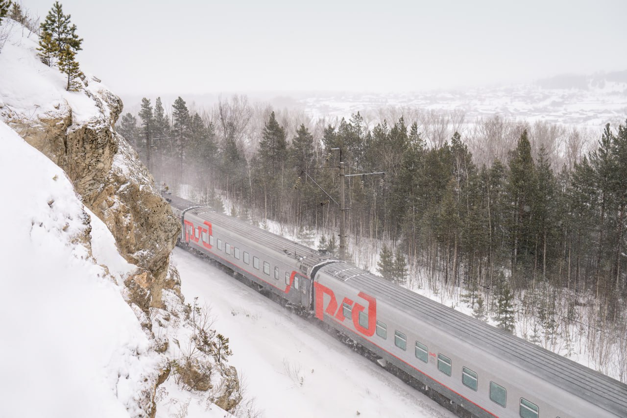 РЖД готовы к работе в пиковый период новогодних каникул Сегодня в РЖД на селекторном совещании обсудили готовность пассажирского комплекса к работе в новогодние и рождественские праздники Пассажиры доверяют РЖД и охотно пользуются нашими услугами И один из маркеров этого доверия пик перевозок когда люди выбирают нас чтобы поехать к близким отправиться на отдых или отвезти детей на новогодние ёлки Уверен что мы как и в предыдущие годы сумеем оправдать это доверие и на самом высоком уровне обеспечим пассажирские перевозки в новогодние и рождественские праздники сказал глава РЖД Олег Белозёров Что планируем перевезти в дальнем следовании 7 3 млн пассажиров назначить 726 дополнительных рейсов которые свяжут ключевые города и крупные региональные центры отправить 324 тыс пассажиров в туристских поездах из них 59 тыс пассажиров 30 к прошлому году более чем в 20 круизных поездах и 265 тыс 6 в 27 пригородных турпоездах в зависимости от спроса будем назначать дополнительные составы или включать вагоны в уже назначенные поезда Особое внимание детям всего за период новогодних каникул планируем перевезти на праздничные ёлки и экскурсии около 54 4 тысяч детей в составе организованных групп 0 9 ребят будем перевозить как регулярными поездами так и специально назначенными составами планируется 30 детских спецрейсов для перевозок детей используем поезда сформированные из новых вагонов усилили санитарный контроль а на вокзалах обеспечиваем наиболее удобную посадку высадку и кратчайший маршрут прохода детей в залы ожидания и к автотранспорту в 21 регионе РФ организуем тематические сказочные пригородные поезда с представлениями в пути следования Полярный экспресс Путешествие в дивную сказку Новогодний экспресс и другие Подписаться на Телеграмму РЖД Голосовать за канал Подписаться на РЖД в MAX Каналы железных дорог