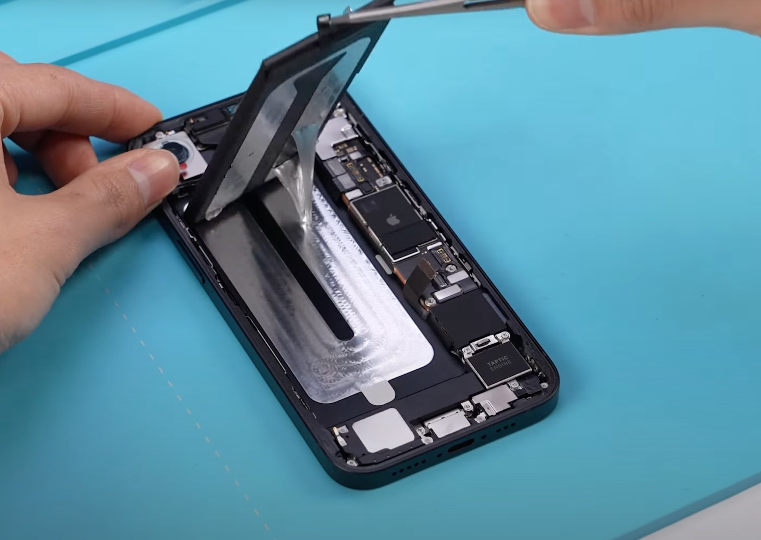 Первыми до полноценного препарирования нового iPhone 16e в итоге добрались не iFixIt, а наши любимые китайцы из REWA Technology. Несмотря на внешнее сходство с iPhone 14, начинка аппарата преподнесла несколько сюрпризов.     Компоновка большинства компонентов iPhone 16e близка к базовой модели iPhone 15. Однако есть существенные отличия — так как камера стала проще, то уменьшение ее модуля освободило место для более мощного аккумулятора емкостью 4005 мАч. Это заметно больше, чем у стандартного iPhone 16 с его 3561 мАч. Для замены аккумулятора используется та же система на основе слаботочной электрической цепи, что делает процесс безопаснее и проще.  Модуль Face ID практически идентичен тому, что установлен в iPhone 14 — что логично, учитывая наличие у iPhone 16e классического выреза вместо Dynamic Island. Но что более неожиданно, дисплеи iPhone 14 и iPhone 16e оказались настолько совместимы, что полностью функциональны при их замене. И это одновременно и хорошая, и плохая новости. Первая заключается в том, что стоимость ремонта будет ниже. Вторая — злобные умельцы смогу без особых проблем сделать фейковый iPhone 16e из более старой модели. Так что еще раз напомним о важности бдительности при покупках.