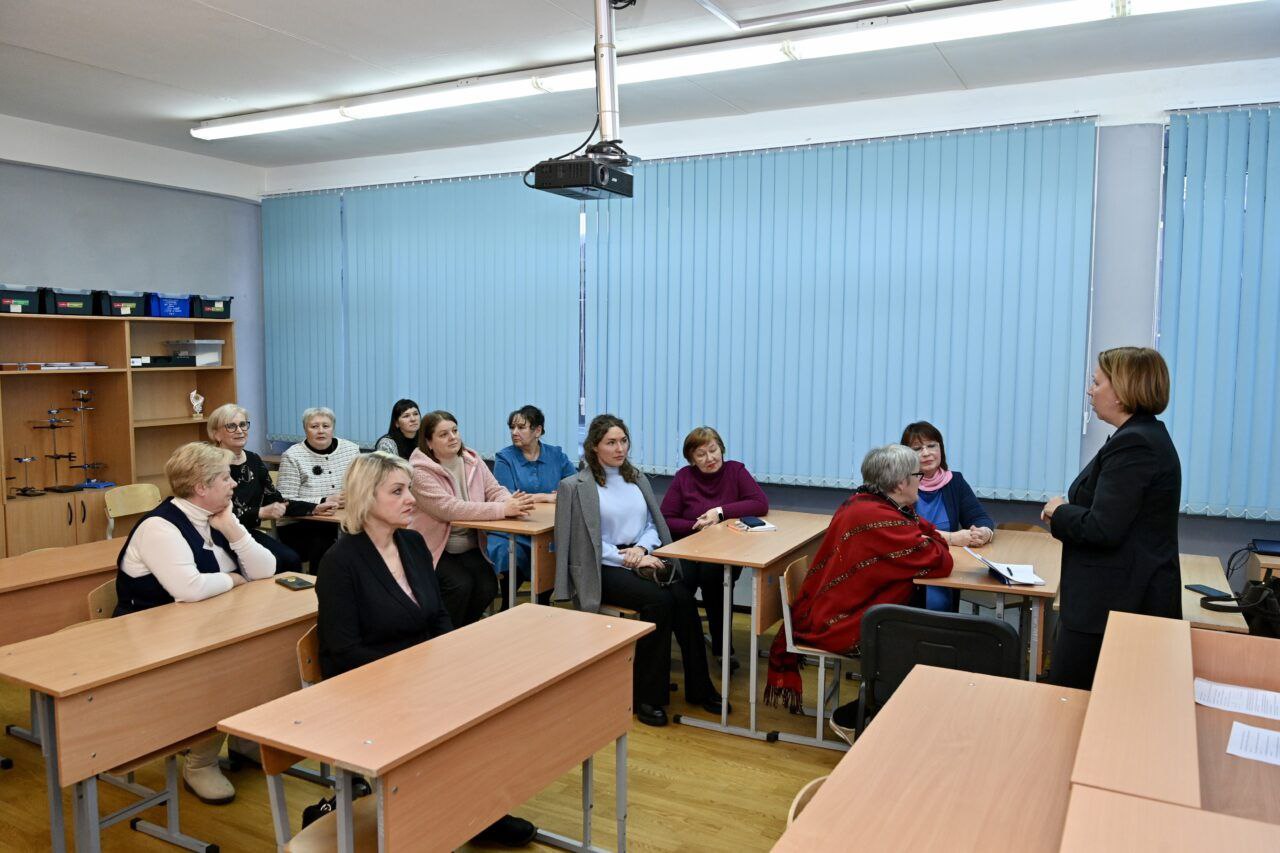 Учителям Туокслахтинской школы отменили дисциплинарное взыскание Об этом сообщила министр образования Карелии Наталья Кармазина которая приехала в школу для разрешения конфликтной ситуации Это было сделано по поручению вице премьера правительства по социальным вопросам Ларисы Подсадник По итогам диалога с учителями было принято решение усилить работу профсоюзной организации которая и должна быть главным мостиком коммуникации между учителями и министерством а также отменить приказ о дисциплинарном взыскании Как отметили все стороны встреча прошла в формате конструктивного диалога Учителя согласились с тем что школа это не место для политических акций Участники встречи отметили что расстались на позитивной ноте и настроены на дальнейшее плодотворное сотрудничество в т ч с участием профсоюза