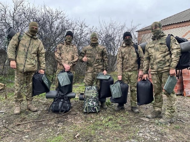 Нижегородские предприятия хотят обязать трудоустраивать участников СВО Законодательное собрание Нижегородской области подготовило проект изменений в региональный закон о квотировании рабочих мест предполагающий ввести на предприятиях квоты на трудоустройство участников СВО В пояснительной записке к проекту говорится что работодателей с количеством сотрудников более 100 человек обяжут выделять квоту для участников СВО в размере 1 от среднесписочной численности работников Компании где трудятся от 36 до 100 сотрудников должны будут предоставлять квоту в размере 1 но не менее одного человека Документ проходит оценку регулирующего воздействия Деловой квартал НН