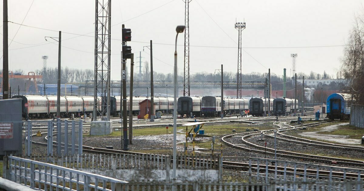 Россия и Беларусь планируют запустить новые пригородные поезда между приграничными регионами В перспективе пригородное сообщение могут наладить между Псковской областью и Витебской областью а также между Брянской и Гомельской областями Сейчас стороны прорабатывают запуск трансграничных перевозок между сопредельными территориями двух стран Уже в апреле планируется открыть движение по двум маршрутам от Смоленска до Витебска и Орши По словам первого замначальника БЖД Александра Хорошевича запуск этих направлений станет шагом к формированию единого транспортного пространства Союзного государства и создаст условия для дальнейшего расширения железнодорожного сообщения на других приграничных маршрутах