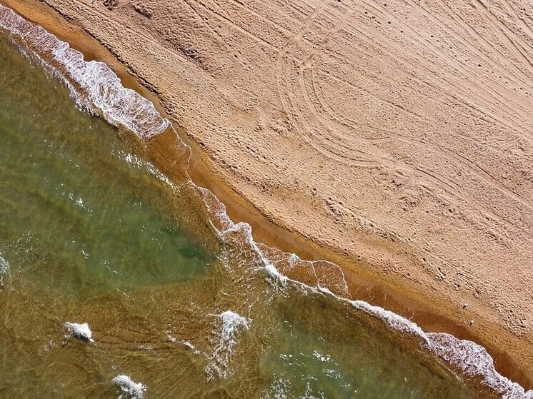 В Каспии зафиксирован рекордно низкий уровень воды Уровень Каспийского моря составляет менее -29 м по балтийской системе высот, что ниже всех предыдущих показателей, сообщили в Волжско-Каспийском филиале КаспНИРХ. Основная причина - уменьшение стока Волги, которая дает 80% пресной воды в Каспий. За последние годы объемы воды снизились до 210–232 км³ в год, намного ниже нормы. Это началось еще в 1990-х годах, ускорилось с 2020 года почти -0,8 м . "Снижение уровня моря отражается в большей степени на наиболее мелководной северной части, омывающей берега России и Казахстана. Именно здесь находятся самые густонаселенные живыми организмами области. На них негативно сказываются сокращение площадей морской акватории", - сообщили в КаспНИРХ. Ключевые причины обмеления: активное испарение парниковых газов, рост потребления воды на ирригацию, промышленные и бытовые нужды из рек, которые питают Каспий. Ситуация требует комплексного подхода и срочных мер для сохранения уникальной экосистемы Каспия.