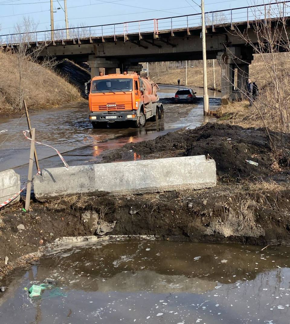 Дорогу затопило талыми водами в Красноярске   «Море» разлилось на Трактовой. Водители жаловались, что утром не могли проехать в этом месте из-за высокого уровня воды. В мэрии заявили, что причиной такого потопа стала забитая мусором ливневка:  «Оперативно выехав на место, выяснили, что решетку ливневки и насосы забило мусором: пачками из-под сигарет, обертками шоколадок, бутылками, тряпками. Откуда это все взялось — гадать не будем. Но уже сейчас насосы после очистки запущены, вода постепенно уходит с участка».   Это Борус.Люди