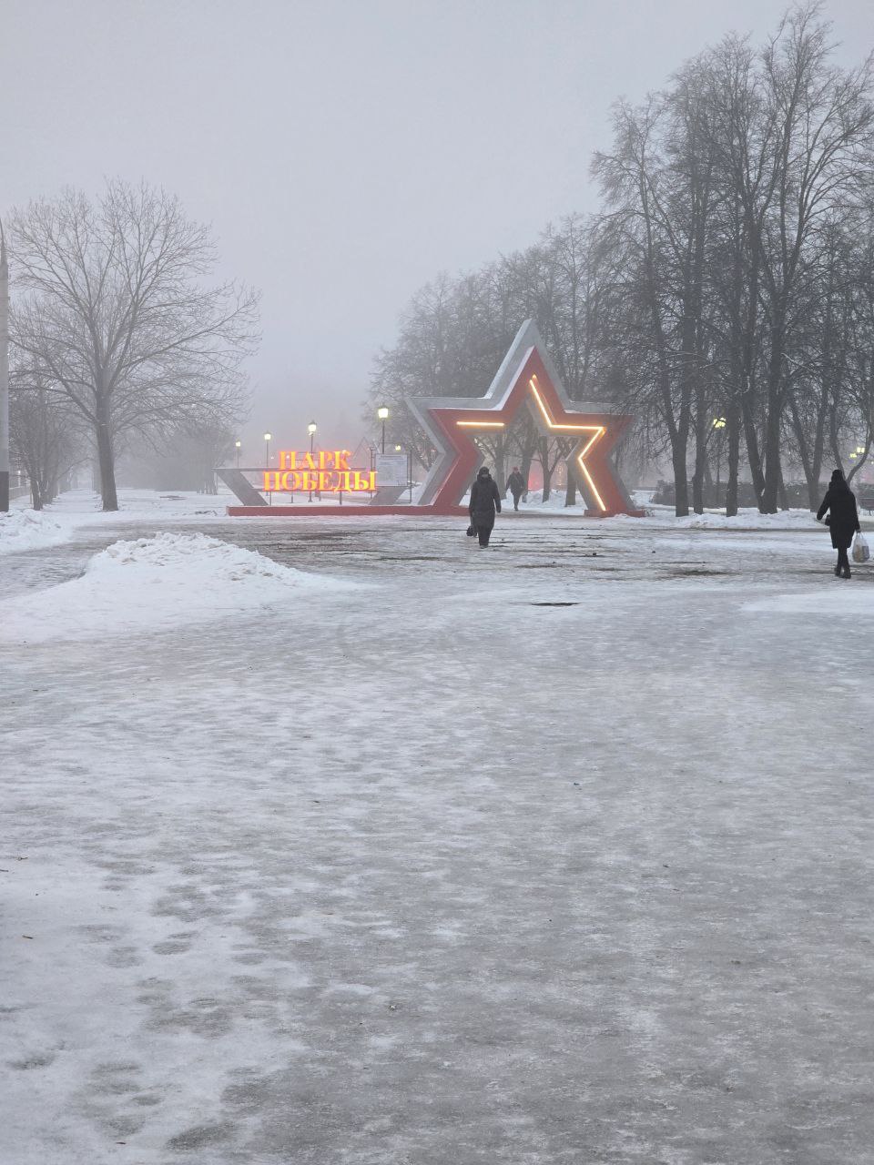 Температура в европейской части России в последние дни года будет держаться около нуля  В новогоднюю ночь она постепенно станет снижаться до минус пяти, сообщил «РИА Новости» научный руководитель Гидрометцентра Роман Вильфанд.  «Может быть, и придется [отмечать с зонтиками из-за температуры выше ноля]»,  — сказал синоптик.   Мария Милосердова/Новый век