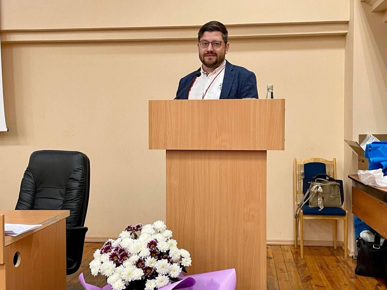 Иван Дементьев официально назначен главврачом ЦГКБ Ульяновска Иван Дементьев, ранее исполнявший обязанности главврача Центральной городской клинической больницы ЦГКБ Ульяновска, официально назначен руководителем медучреждения. Его представил коллективу председатель правительства региона Геннадий Спирчагов. В марте текущего года бывший главврач ЦГКБ Ульяновска Павел Фирсов написал заявление об увольнении по собственному желанию. Как ранее сообщал «Ъ-Волга», Павел Фирсов на минувшей неделе, 21 марта, был приговорен Ленинским районным судом Ульяновска к штрафу 300 тыс. руб. с лишением права занимать руководящие должности в системе здравоохранения сроком на 2 года за получение взятки в значительном размере ч.2 ст. 290 УК РФ, до шести лет лишения свободы, значительный размер считается от 25 тыс. руб. . По фабуле обвинения, предприниматель Марат Санатуллов передал главврачу ЦГКБ 42 кг мяса, а в последующем планировал передать еще 100 тыс. руб. «за право размещения торговой точки на территории медучреждения». Павел Фирсов вину не признал, ранее он заявлял «Ъ», что взяток не берет «вообще и никогда», а мясо купил для своей семьи по 350 руб. за кг. Гособвинитель заявляет, что «на первоначальном этапе расследования Павел Фирсов написал явку с повинной и дал признательные показания», «но после заключения договора с адвокатом поменял позицию на диаметрально противоположную, отказавшись признавать вину». По словам гособвинителя, Марат Санатуллов подтвердил в суде, что передавал мясо в качестве взятки. Источник: КГБ-НКВД