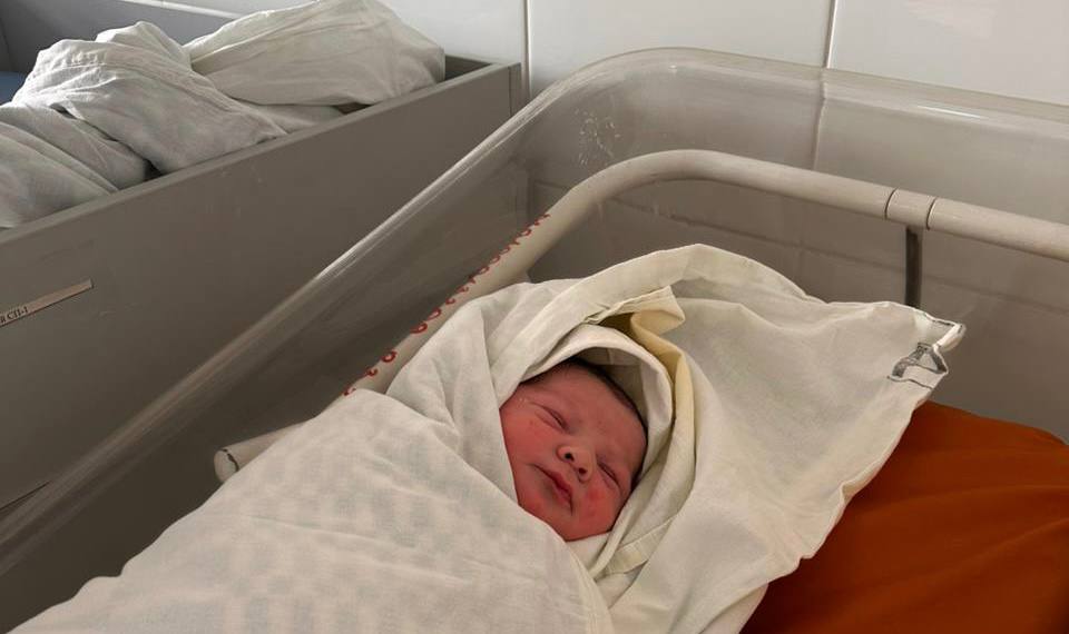 В Дагестане удалось добиться снижения младенческой смертности почти на 30 По итогам 2025 года младенческая смертность в республике снизилась на 29 3 Показатель приблизился к тем что и в центральных регионах страны И это на фоне многократно превышающего другие регионы страны уровне рождаемости В 2025 году в Дагестане родилось 43 872 детей   Подпишись на ДП в МАХ