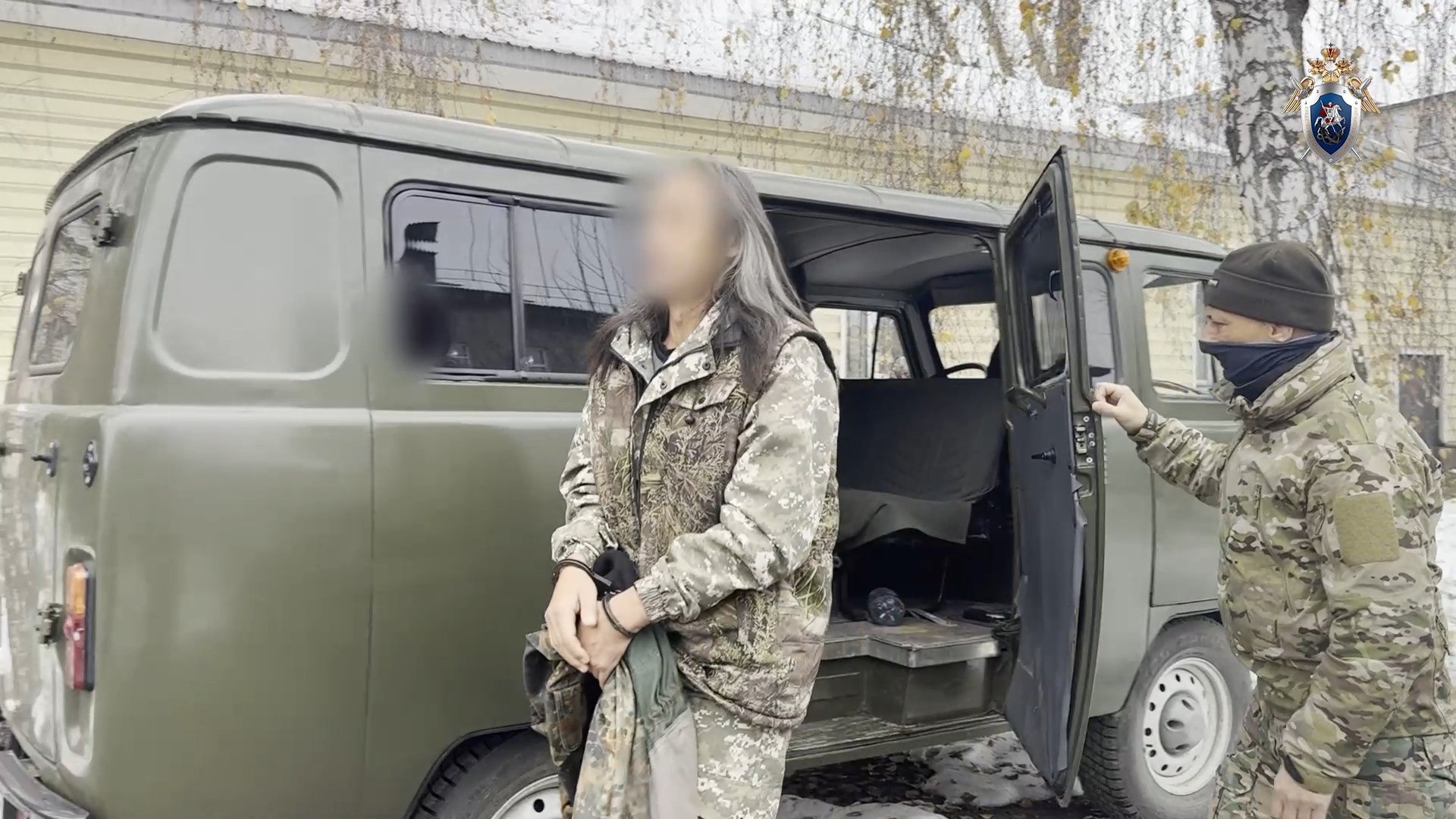 Житель Алтайского края получил 12 лет колонии за попытку создать террористическую организацию В Алтайском крае вынесен обвинительный приговор местному жителю который планировал создание террористического сообщества и вербовал людей для совершения терактов в России Его преступная деятельность продолжалась более двух лет с июля 2022 по август 2024 года Его деятельность была пресечена оперативниками УФСБ России по 33 й Ракетной армии благодаря чему реализация преступных замыслов была остановлена на стадии подготовки сообщает СУ СК РФ по Алтайскому краю В качестве наказания суд назначил 12 лет лишения свободы первые три года в тюрьме остальной срок в колонии строгого режима Также осуждённый будет находиться под ограничением свободы в течение 1 5 года после освобождения