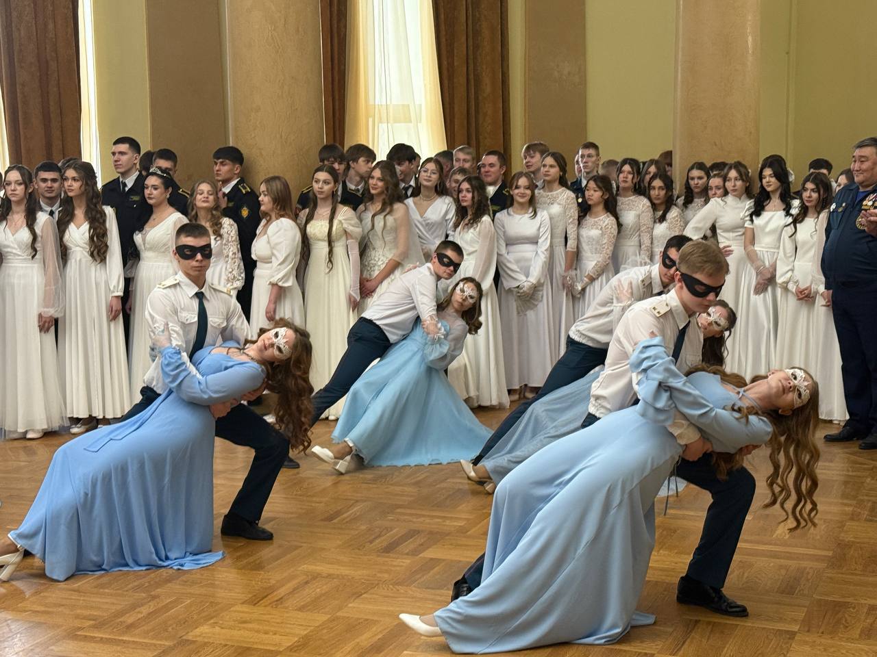 В десятый раз для учеников школы 39 состоялся кадетский бал 18 февраля в ДК Нефтехимик состоялся юбилейный кадетский бал для учащихся профильных классов школы 39 имени Героя РФ генерала армии Зиничева Е Н На танцполе вальсировали 250 учеников 8 11 классов Кадетский бал стал важной частью образовательного процесса в этом учебном заведении так как бальные танцы входят в учебную программу Каждый класс подготовил свой номер для праздника где старшеклассники синхронно кружились в вальсе исполняли кадриль и польку В этом году мероприятие было посвящено 75 летию Ангарска Кадетский бал это трогательная и красивая традиция В этом году мы отмечаем его десятый юбилей и это замечательно Желаю ребятам яркого праздника и незабываемых впечатлений Гордитесь собой а мы будем гордиться вами Спасибо педагогическому коллективу за возрождение этой традиции и ответственное отношение к истории ученикам и нашему городу отметил мэр Ангарского округа Сергей Петров Председатель Думы Александр Городской добавил что такие события остаются в памяти на всю жизнь Вы будете рассказывать своим детям и внукам о кадетских балах в которых принимали участие подтверждая это красивыми фотографиями и видео Важно быть гражданами своей страны и знать её историю и традиции Для Ирины Дорониной из 11 Б этот бал стал уже четвертым Будущая выпускница с нетерпением ждет этого события каждый год а подготовка начинается еще в декабре Ирина планирует стать градостроителем или инженером но признается что такое прекрасное событие навсегда останется в её памяти