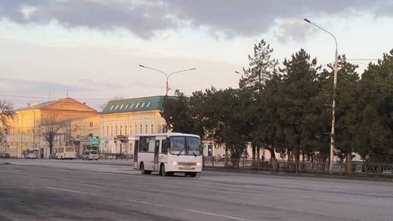 В Новочеркасске меняются маршруты движения некоторых автобусов.  В Новочеркасске маршрут движения автобуса №6 Автобусный маршрут №6 продлят вдоль Нового кладбища по ул.Ростовский выезд до места захоронения участников СВО. Такое решение приняла комиссия по организации пассажирских перевозок. Участие в совещании принял депутат городской Думы Юрий Коробов.  До настоящего времени проблемными считались маршруты №21 и 50А. Организация перевозчик должным образом не выполняла условия договора по перевозке пассажиров и жители Новочеркасска зачастую просто не видели этих автобусов на маршрутах. Теперь эти автобусы будут курсировать через улицу Московскую.  Также на заседании комиссии отдельно поднимался вопрос о возобновлении движения автобусов на маршруте №4 по улице Фрунзе, который тоже по непонятным причинам подрядчиком не исполнялся. Представители транспортной компании заверили комиссию, что движение автобусов №4 по улице Фрунзе в ближайшие дни возобновится.