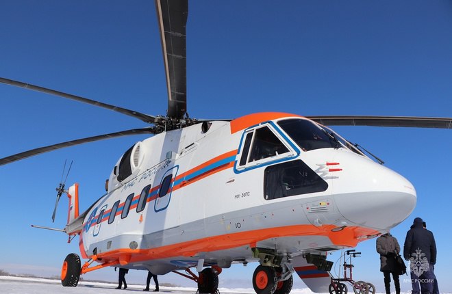 МЧС России получило четыре вертолета Ми 38 Холдинг Вертолеты России передал МЧС России четыре тяжелых транспортных вертолета Ми 38ПС По словам производителя эти машины адаптированы для работы в арктических условиях и спроектированы под задачи заказчика Это полностью отечественная авиационная техника Новейшие воздушные суда созданы с учетом требований и пожеланий МЧС России В первую очередь это касается увеличения дальности полетов отметил глава МЧС России Александр Куренков При установке дополнительных баков Ми 38ПС могут летать на рекордную дальность до 1500 км Для этого их взлетная масса была увеличена с 15 600 до 16 500 кг на что получено соответствующее одобрение главного изменения в Росавиации сообщили в Вертолетах России Кроме этого впервые для вертолетов такого класса были предусмотрены водосливное устройство и подвесной опрыскиватель для борьбы с загрязнениями и пожарами Ми 38 впервые поднялся в воздух еще в 2002 г а нынешняя версия с российскими двигателями ТВ7 117В летает с 2013 года Эта модель занимает нишу между тяжелым Ми 26 и средним Ми 8 но по полезной нагрузке 5000 кг равен последнему До сих пор было известно только об одном гражданском заказе на эти машины в 2024 году Вертолеты России поставили два таких вертолета магаданской авиакомпании Авиация Колымы Фото МЧС России Подписаться на ATOjournal